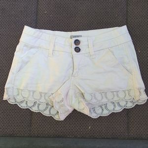 Buckle Bke Cream Khaki Lace Trim Shorts 00/23
